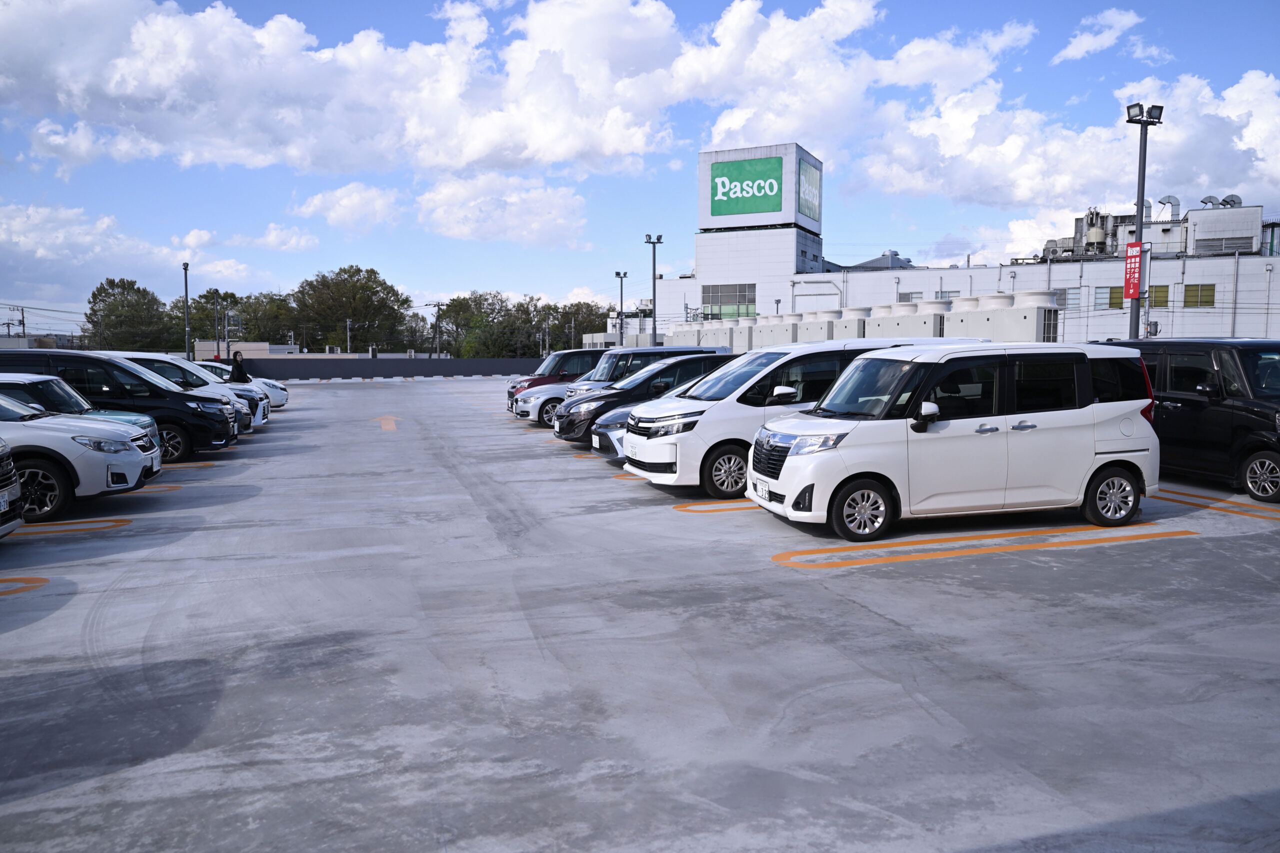 無料駐車場180台完備
