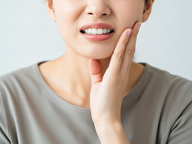 口元を気にする男性