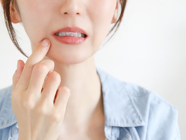 口元を悩む女性