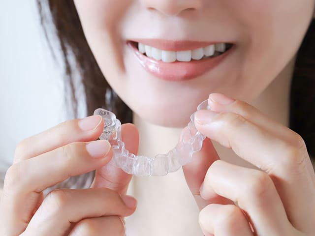 マウスピースをする女性